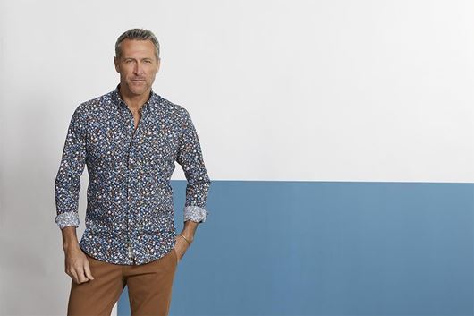 Foto de Camisa azul oscuro con estampado floral multicolor