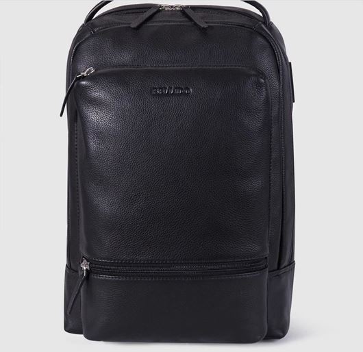 Foto de Mochila de piel negra con conector USB
