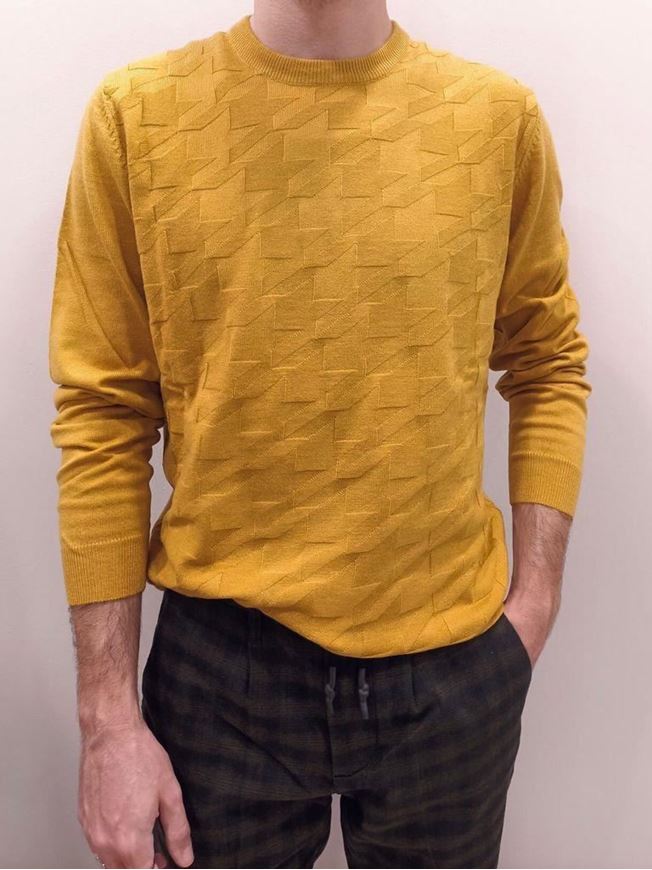 Foto de Jersey de punto fino y estampado geométrico mostaza