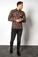 Foto de Camisa estampado hojas fondo negro