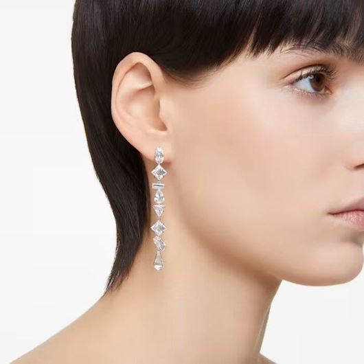 Foto de Pendientes Mesmera asimétricos largos color blanco y baño de rodio