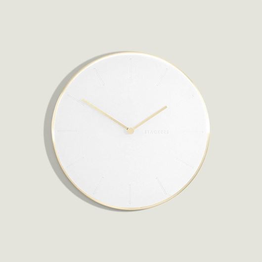 Foto de Reloj de pared blanco y dorado cepillado