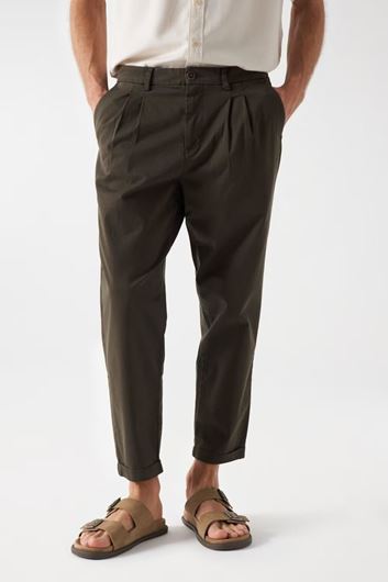 Foto de Pantalón chino corte straight color verde oscuro