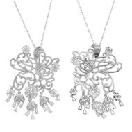 Foto de Gargantilla y broche de plata rodaida con filigrana de flores en circonitas blancas brillantes