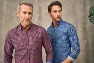 Foto de Camisa a cuadros rojo y azul con estampado floral azul