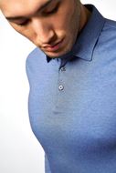 Foto de Polo manga larga color azul empolvado