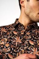 Foto de Camisa estampado hojas fondo negro