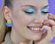 Foto de Pendientes plata baño oro con circulo y rombo azul