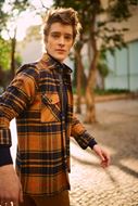 Foto de Sobrecamisa vielha en cuadro ocre y negro