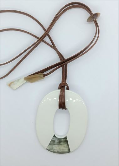 Picture of Collar oval de ásta de búfalo lacado blanco