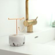 Foto de Soporte de joyería barra en T baño rosa y efecto mármol