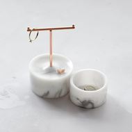 Foto de Soporte de joyería barra en T baño rosa y efecto mármol