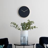 Foto de Reloj de pared azul marino y dorado cepillado