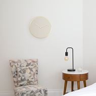 Foto de Reloj de pared beige y dorado cepillado