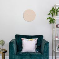Foto de Reloj de pared rosa empolvado y dorado cepillado