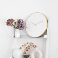 Foto de Reloj de pared blanco y dorado cepillado