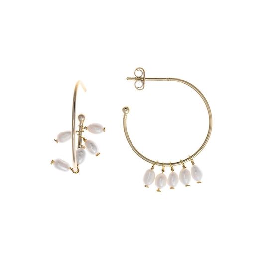 Foto de Pendientes aros de plata baño oro con perlas colgando