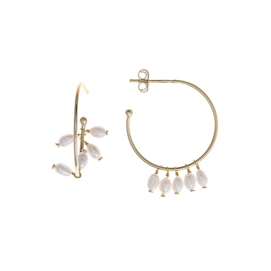 Foto de Pendientes aros de plata baño oro con perlas colgando