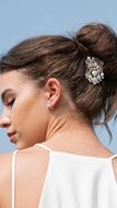 Foto de Gargantilla y broche de plata rodaida con filigrana de flores en circonitas blancas brillantes