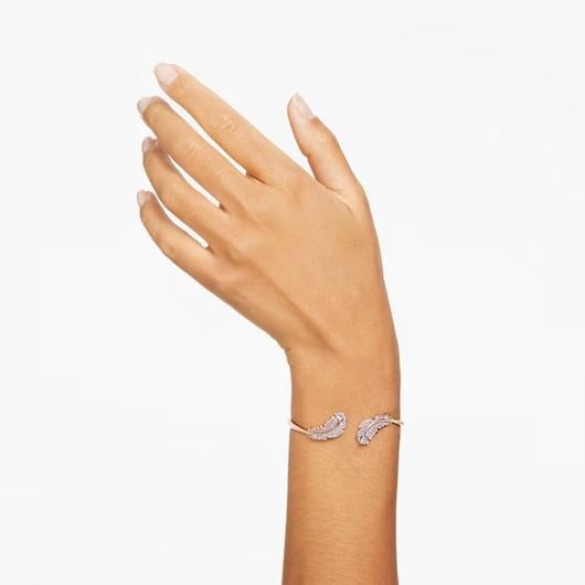 Foto de Brazalete Nice pluma color blanco y baño tono rosa