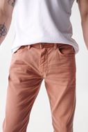 Foto de Pantalón vaquero rosa medio slim fit