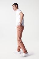 Foto de Pantalón vaquero rosa medio slim fit