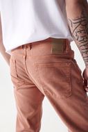 Foto de Pantalón vaquero rosa medio slim fit
