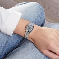 Foto de Reloj digital retro plateado