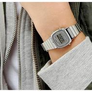 Foto de Reloj digital retro plateado