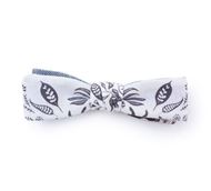 Foto de Pajarita de algodón blanca con estampado floral