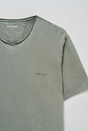 Foto de Camiseta verde salvia cuello en pico