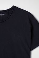 Foto de Camiseta negra cuello en pico