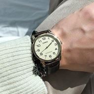 Foto de Reloj Casio dorado con correa piel marrón
