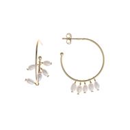 Foto de Pendientes aros de plata baño oro con perlas colgando