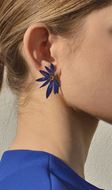 Foto de Pendientes de plata baño de oro diamantado media flor azul