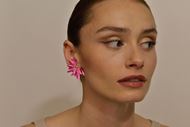 Foto de Pendientes de plata baño de oro diamantado media flor fucsia