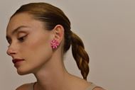 Foto de Pendientes de plata baño de oro diamantado flor fucsia
