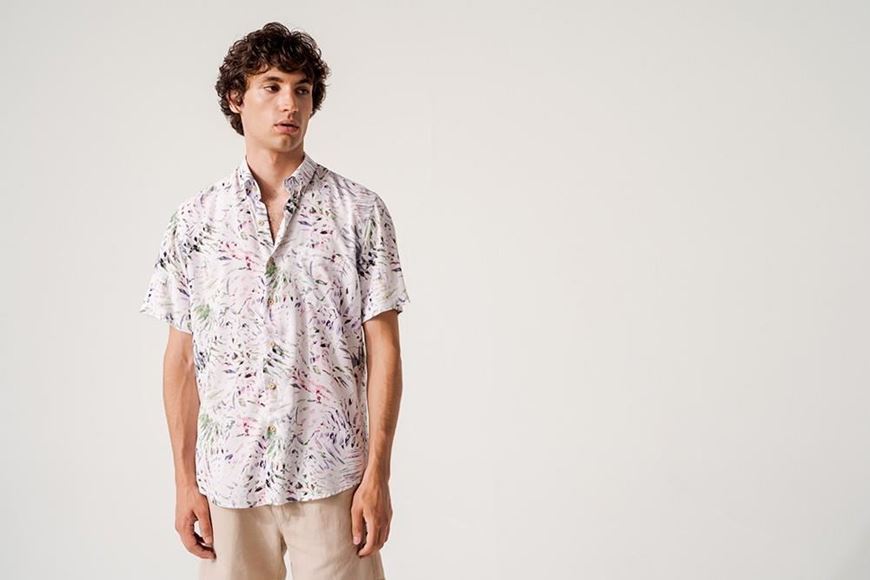 Foto de Camisa estampado floral verde y rosa manga corta regular fit