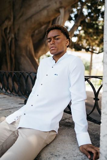 Foto de Camisa blanca microestructura cuello mao regular fit