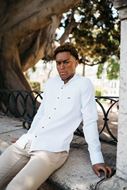 Foto de Camisa blanca microestructura cuello mao regular fit
