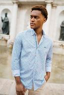 Foto de Camisa estampado triangular en tonos azules y marrones