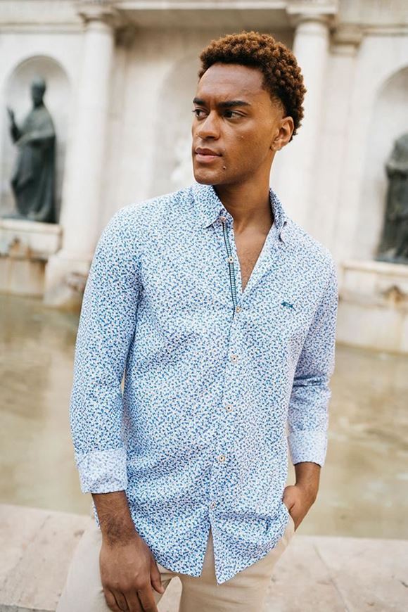 Foto de Camisa estampado triangular en tonos azules y marrones