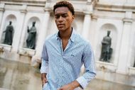 Foto de Camisa estampado triangular en tonos azules y marrones