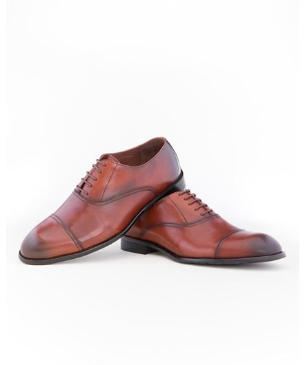 Foto de Zapato estilo Oxford de piel en color marrón