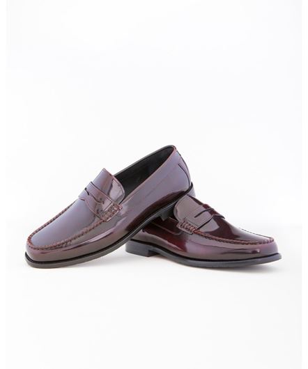 Foto de Zapato estilo castellano de piel en color burdeos