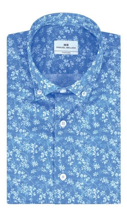 Foto de Camisa regular fit azul estampado flores blancas