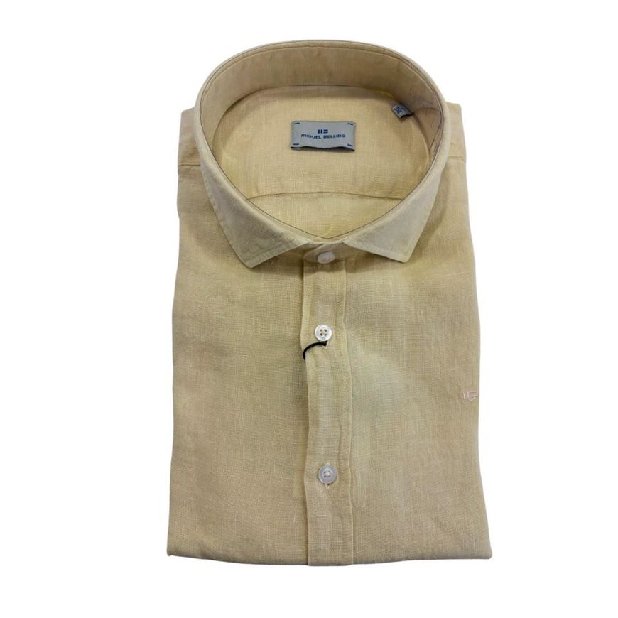 Foto de Camisa regular fit de lino 100% color vainilla