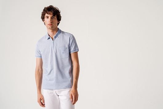 Foto de Polo de punto azul medio microestampado blanco y cuello cremallera