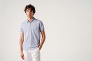 Foto de Polo de punto azul medio microestampado blanco y cuello cremallera