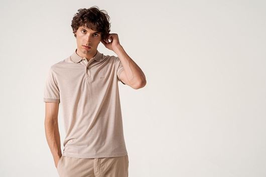 Foto de Polo beige estampado geométrico